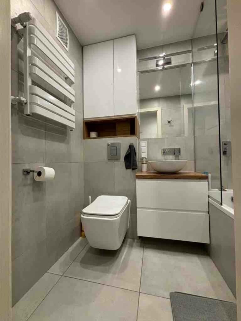 Pomorska Studio - bathroom with bathtub and shower and hairdryer