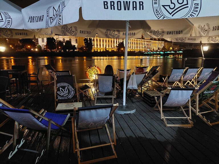 Barbarka Wrocław - enjoy drinks in the floating bar